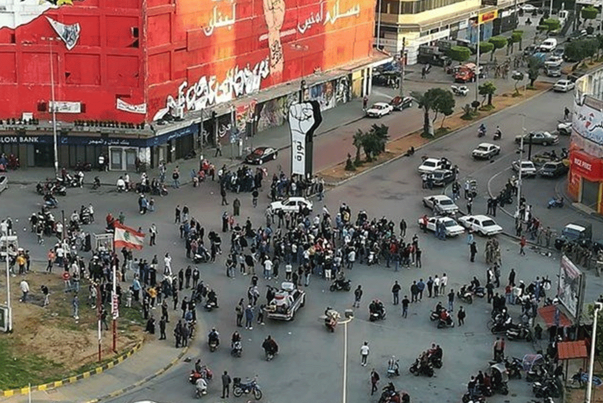 اعتصام في ساحة النور في طرابلس وإزالة صُور المرشّحين