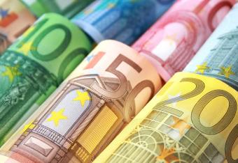 اليورو يتراجع دون 1.06 دولار للمرة الأولى في 5 سنوات