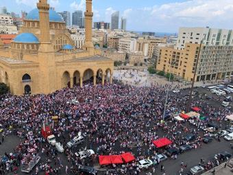 تزايد عدد المحتجين في ساحتي رياض الصلح والشهداء
