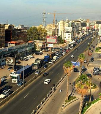 تعطل شاحنة على أوتوستراد ذوق مصبح بإتجاه يسوع الملك